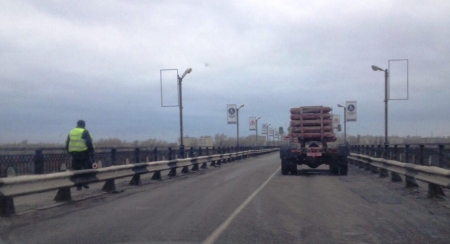 На Крюковском мосту пробка в сторону центра 