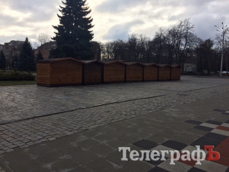 На площади Победы монтируют Рождественский городок и украшают живые елки