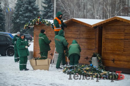 Светящийся флаг и домики на площади: предпраздничный Кременчуг становится все красивее
