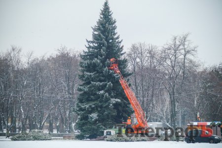 Светящийся флаг и домики на площади: предпраздничный Кременчуг становится все красивее