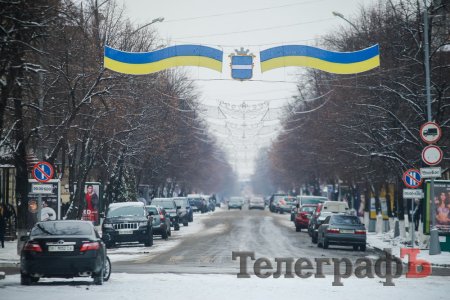 Светящийся флаг и домики на площади: предпраздничный Кременчуг становится все красивее