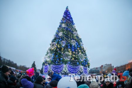 Раз, два, три! Елочка, гори! Фоторепортаж с площади Победы