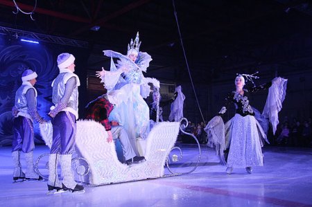 25 грудня. Льодове шоу «У гостях у Снігової Королеви» 25 грудня. Льодове шоу «У гостях у Снігової Королеви»