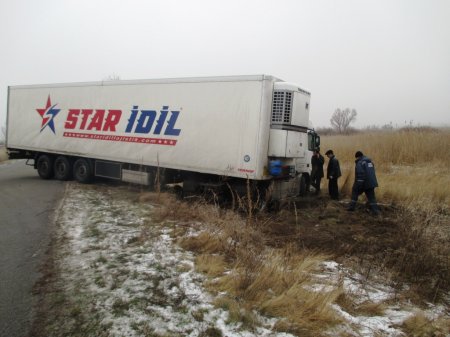 Под Кременчугом спасатели вытаскивали из кювета фуру