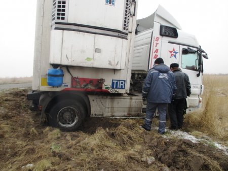 Под Кременчугом спасатели вытаскивали из кювета фуру