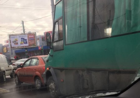 В Кременчуге маршрутка въехала в легковушку: центр «стал»