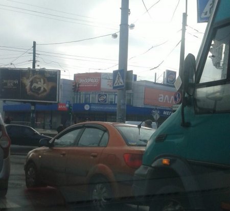 В Кременчуге маршрутка въехала в легковушку: центр «стал»