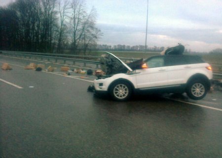 На Полтавщине Range Rover врезался в фуру: женщина-пассажир в больнице