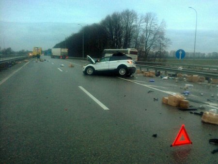 На Полтавщине Range Rover врезался в фуру: женщина-пассажир в больнице