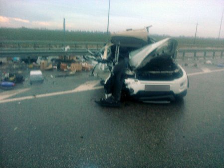 На Полтавщине Range Rover врезался в фуру: женщина-пассажир в больнице