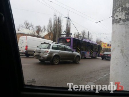 В Кременчуге любвеобильный троллейбус запутался в собственных сетях