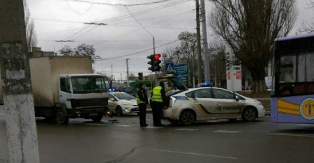 В Кременчуге на ул. В. Пугачёва грузовик столкнулся с легковушкой