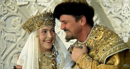 Огоньки, талант-шоу, мюзикл и бокс: что покажут по ТВ на новогодний уикенд