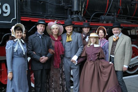 Огоньки, талант-шоу, мюзикл и бокс: что покажут по ТВ на новогодний уикенд