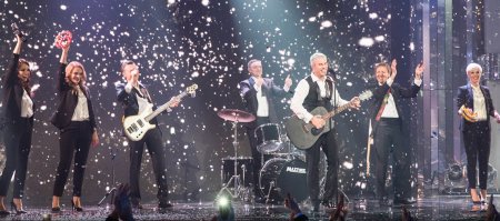 Огоньки, талант-шоу, мюзикл и бокс: что покажут по ТВ на новогодний уикенд