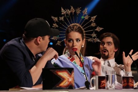 Огоньки, талант-шоу, мюзикл и бокс: что покажут по ТВ на новогодний уикенд