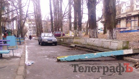 Рады не все: демонтаж клумб и столбов в кременчугских дворах идёт полным ходом