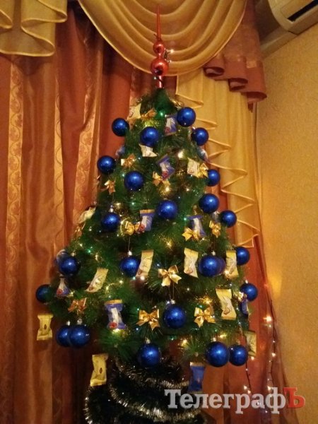 Похвастайся своей красоткой: присылайте нам свои новогодние ёлки