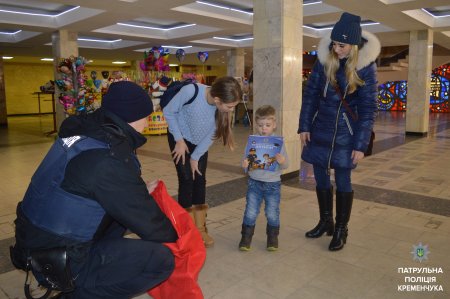Подарунки від копів: кременчуцькі патрульні привітали дітей на вулицях з Новим роком