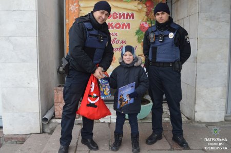 Подарунки від копів: кременчуцькі патрульні привітали дітей на вулицях з Новим роком