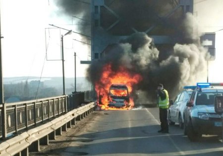 В Кременчуге на мосту cгорела машина
