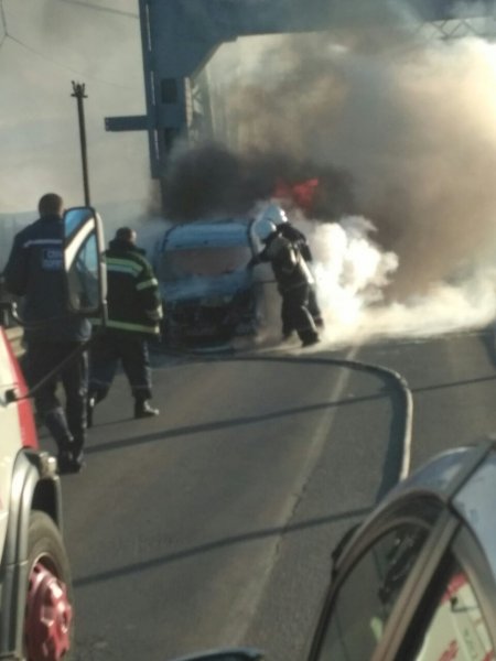 В Кременчуге на мосту cгорела машина