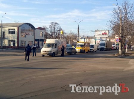 В Кременчуге на мосту cгорела машина