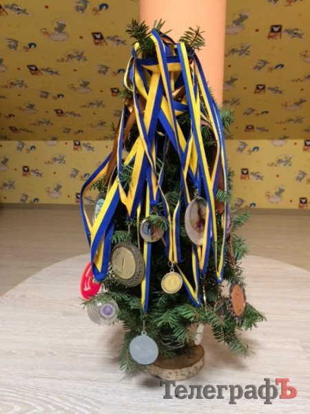 Похвастайся своей красоткой: присылайте нам свои новогодние ёлки