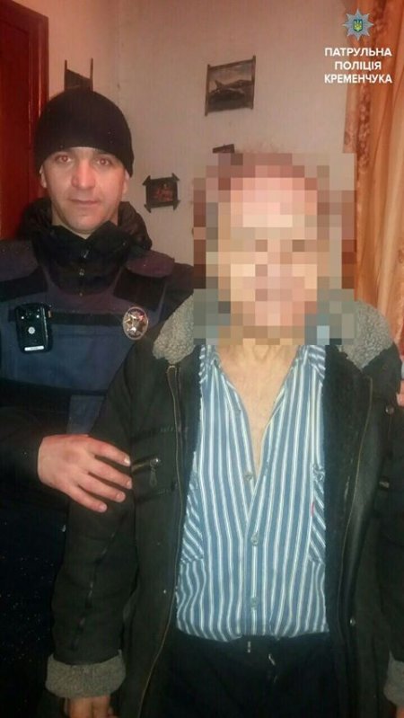 Зустріти свято вдома: кременчуцькі копи допомогли дідусеві, який загубився