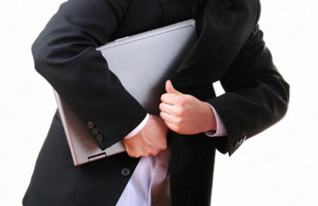 Отак і працюй у свята: у кременчужанки з робочого місця поцупили ноутбук