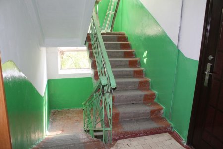 Кременчужанин знайшов на сходах у під'їзді мертву жінку