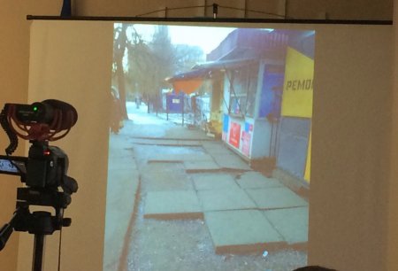 Руководство рынка «Аврора» поменяет разбитую тротуарную плитку возле забора