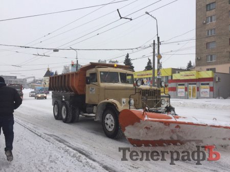 У коммунальников «вечери» не было: всю ночь чистили Кременчуг от последствий снегопада