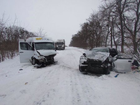 На Полтавщине столкнулся ВАЗ и рейсовый микроавтобус: два человека погибли