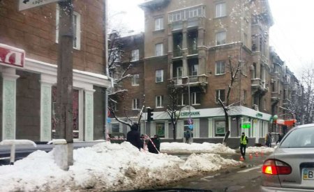 С улицы Небесной сотни на Соборную поворот запрещен: коммунальники сбивают сосульки