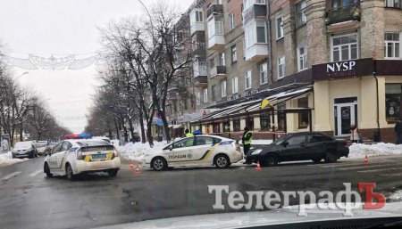 В Кременчуге Mitsubishi «догнал» полицейский Prius