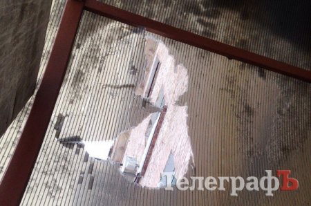 Вжух-вжух – сосулька сбита, в козырьке зияет дырка