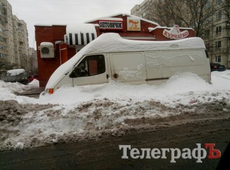 Кременчугские улицы украшают памятники из машин, закованных в сугробы