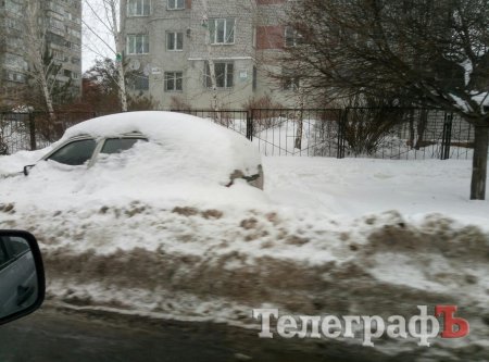 Кременчугские улицы украшают памятники из машин, закованных в сугробы
