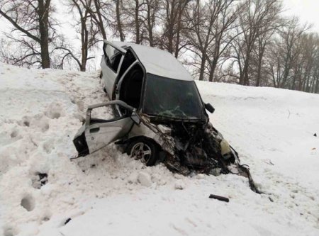 На Полтавщине столкнулись легковушка и фура: два человека погибли На Полтавщине столкнулись легковушка и фура: два человека погибли