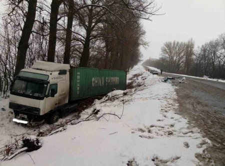 На Полтавщине столкнулись легковушка и фура: два человека погибли