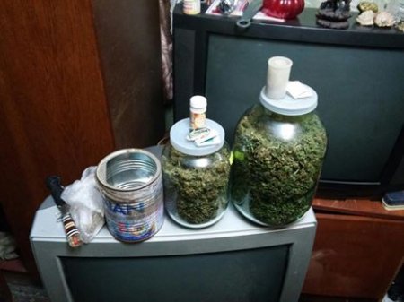 Не трогать, это на Новый год: под Кременчугом мужчина «законсервировал» две банки «травки»