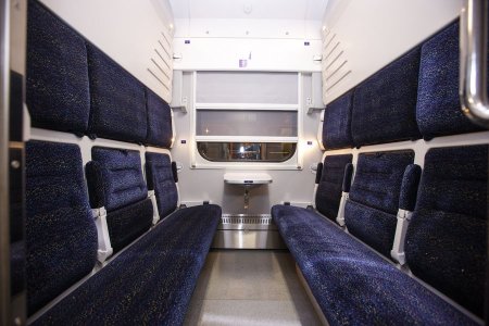 Вагоны-трансформеры от КВСЗ поехали из Киева в Ивано-Франковск Вагоны-трансформеры от КВСЗ поехали из Киева в Ивано-Франковск