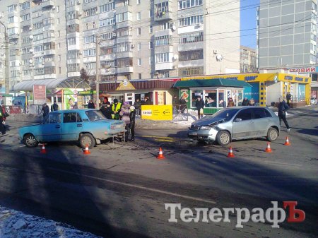 На Молодёжном пробка – два автомобиля после ДТП ограничили движение
