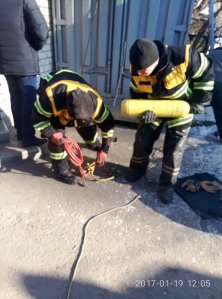 Два с половиной часа кременчугские спасатели вытаскивали кота, который застрял