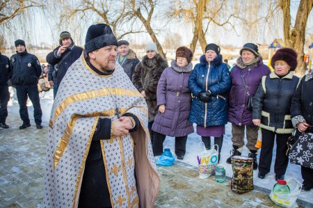 Солнце, горячий чай и настоящий церковный обряд — Крещенские купания в Кагамлыке возле «Ивушек»