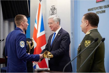 Офицер из Миргорода получил саблю от Королевских ВВС Великобритании Офицер из Миргорода получил саблю от Королевских ВВС Великобритании