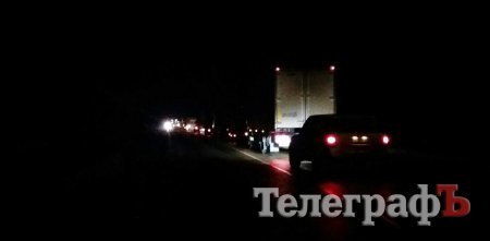 Под Кременчугом из-за скользкой дороги остановилось движение транспорта