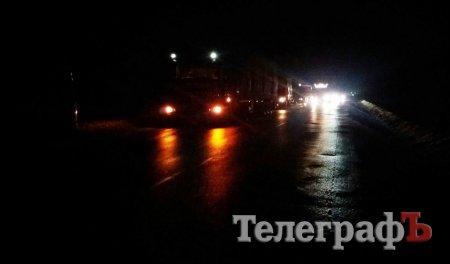 Под Кременчугом из-за скользкой дороги остановилось движение транспорта
