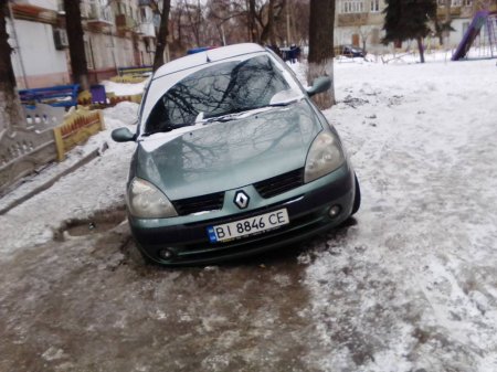 У кременчужанина забрали права за то, что он во дворе въехал колесом в яму